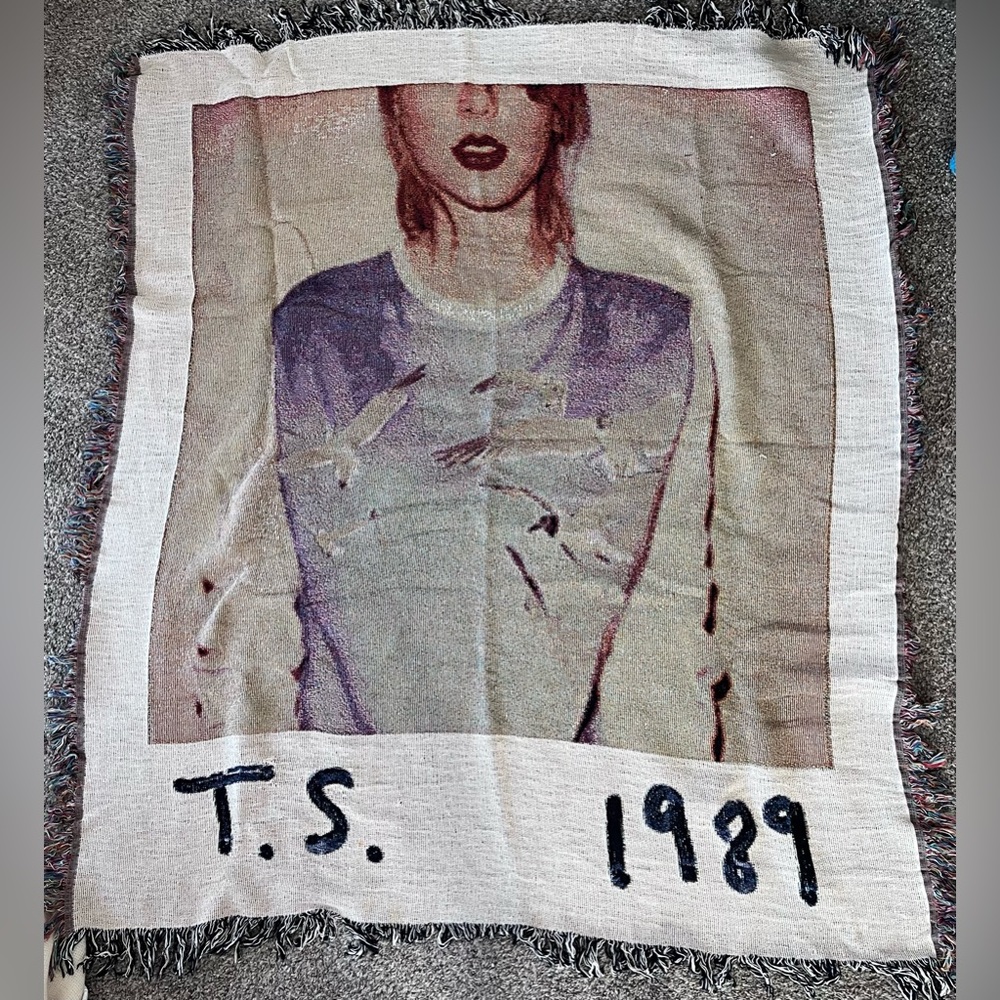 Taylor Swift 1989 album cover blanket